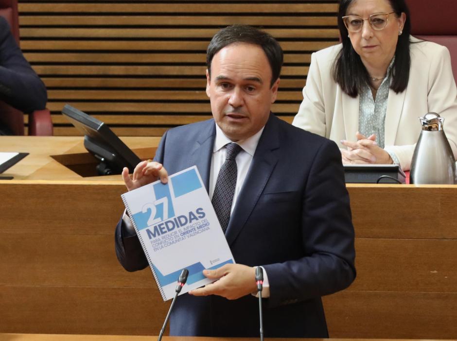 Imagen tomada este miércoles de Juanfran Pérez Llorca durante la sesión de control al Consell en las Cortes Valencianas