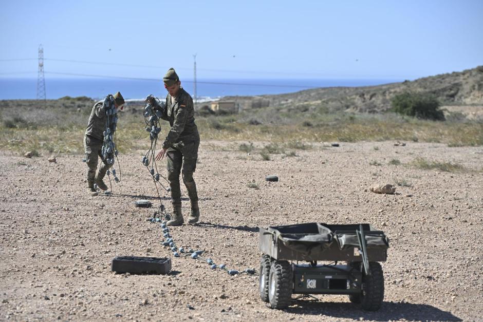La base de la brigada Rey Alfonso XIII de la Legión, en Viator (Almería), se ha convertido estos días en el 'laboratorio' en el que el Ejército de Tierra evalúa vehículos no tripulados, tanto terrestres como aéreos, desarrollados por la industria española