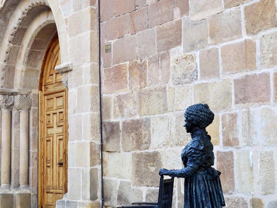 Iglesia Nuestra Señora de La Mayor en Soria, con la escultura de Leonor