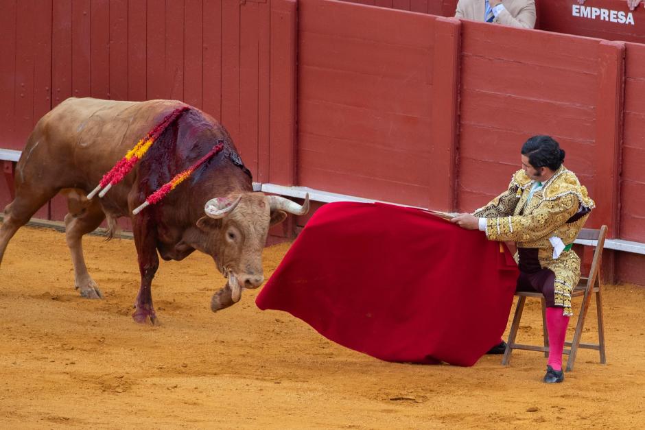 Morante torea con la muleta sentado en una silla