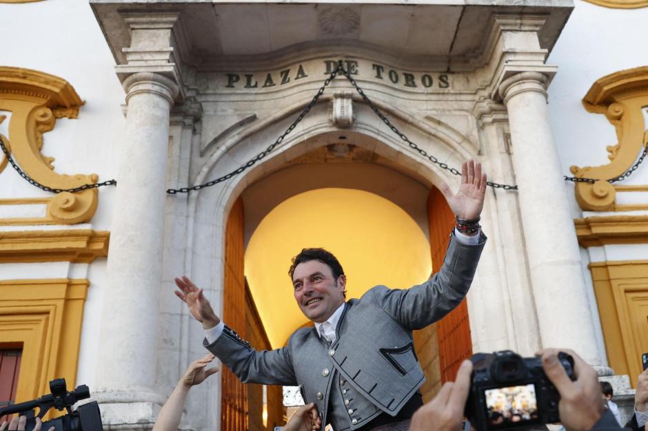 Andy Cartagena, a hombros por la Puerta del Príncipe de La Maestranza, este domingo