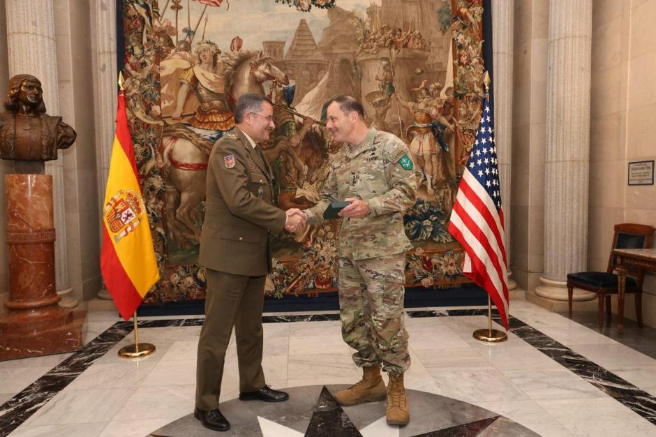 El Jefe de Estado Mayor del Ejército, general de ejército Amador Enseñat y Berea, con el general Christopher T. Donahue, comandante del U.S. Army Europe and Africa y del «Allied Land Command» (LANDCOM)