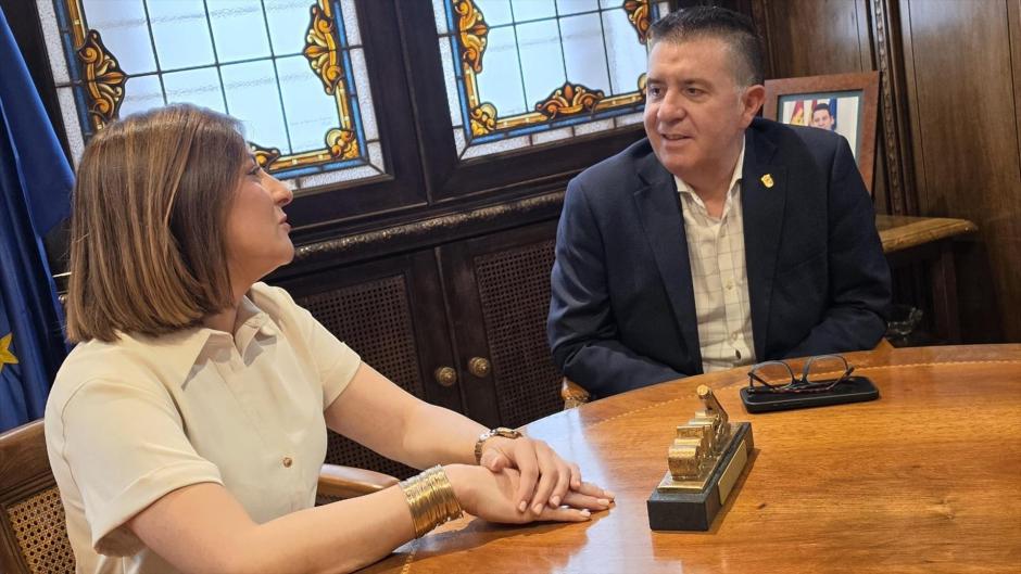 El presidente de la Diputación de Albacete, Santi Cabañero, y la docente Mari Carmen Sáez
