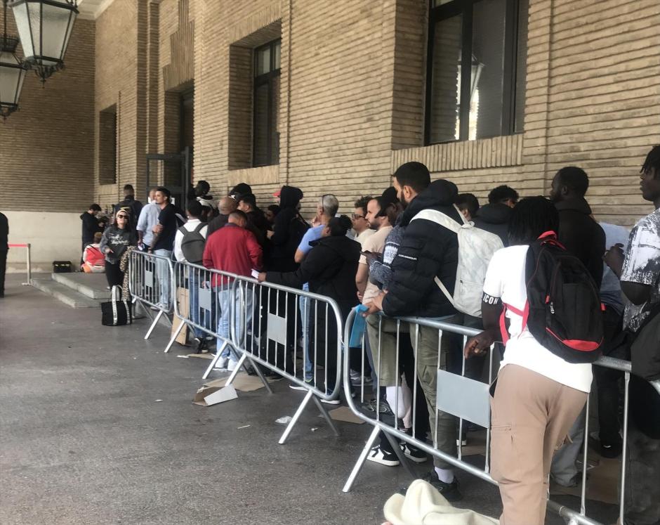 Fila de inmigrantes en Zaragoza para beneficiarse del real decreto de regularización extraordinaria