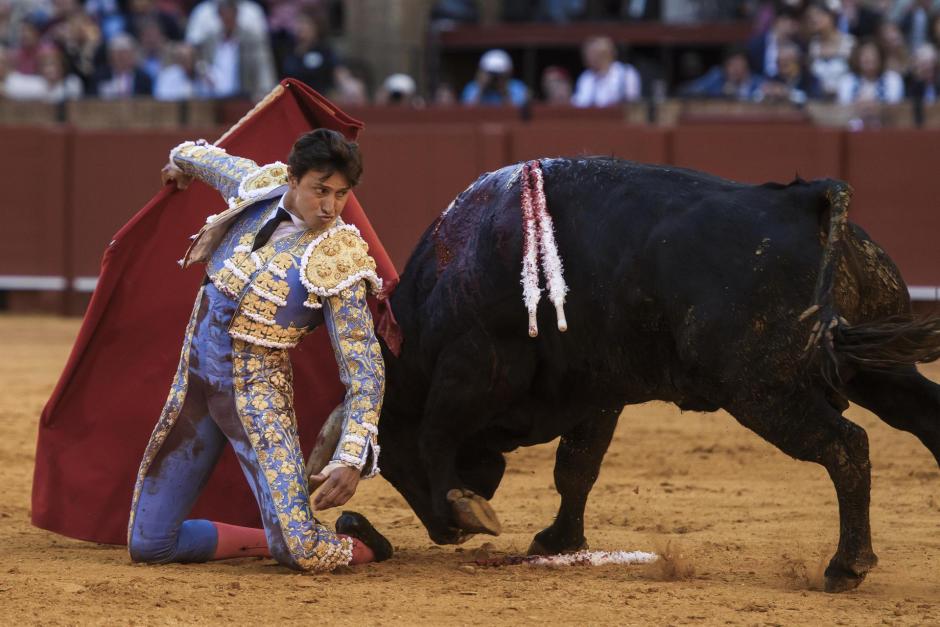 El diestro peruano, se pasa el toro por las espaldas, en un lance bastante frecuente en él.