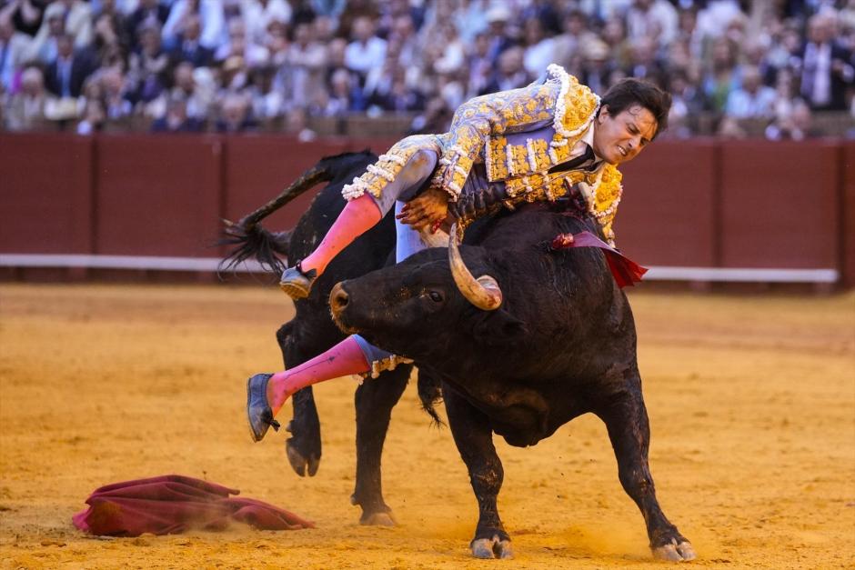 Roca Rey sufrió esta cogida al entrar a matar al segundo de su lote, quinto de la tarde, en Sevilla