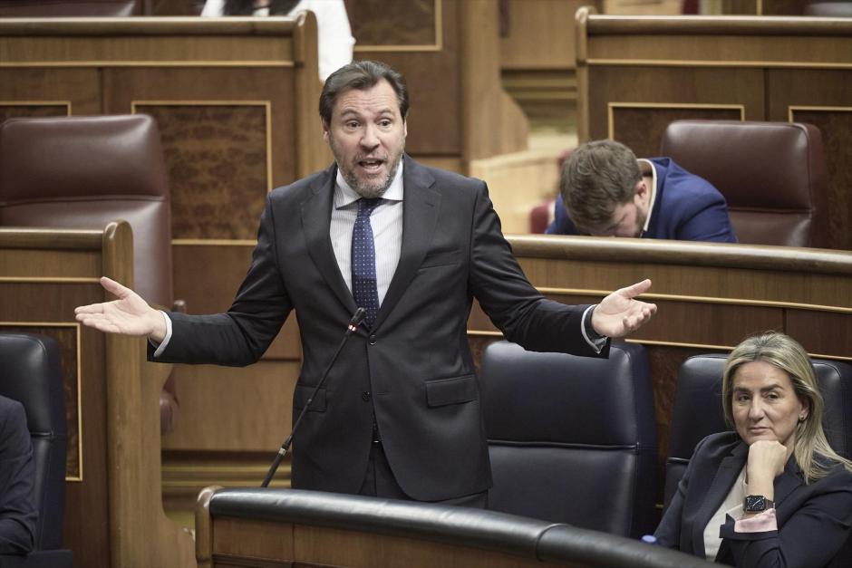 El ministro de Transportes, Óscar Puente, durante una sesión plenaria en el Congreso