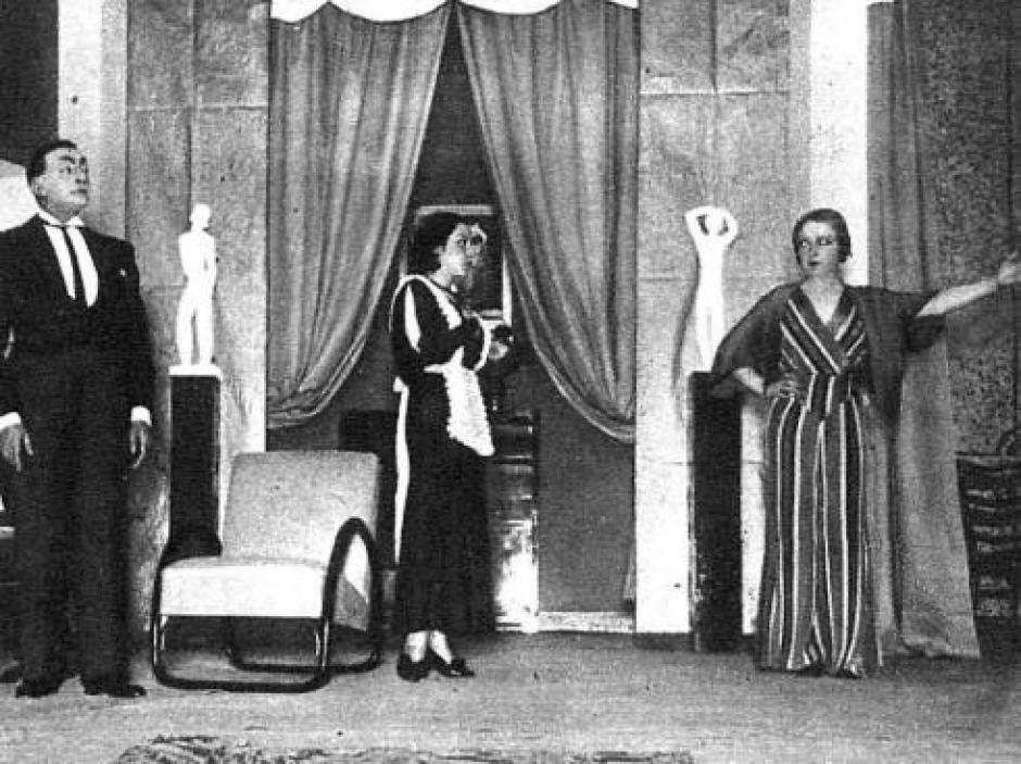 Escena del estreno de la obra de teatro Usted tiene ojos de mujer fatal, del dramaturgo español Enrique Jardiel Poncela, en 1932