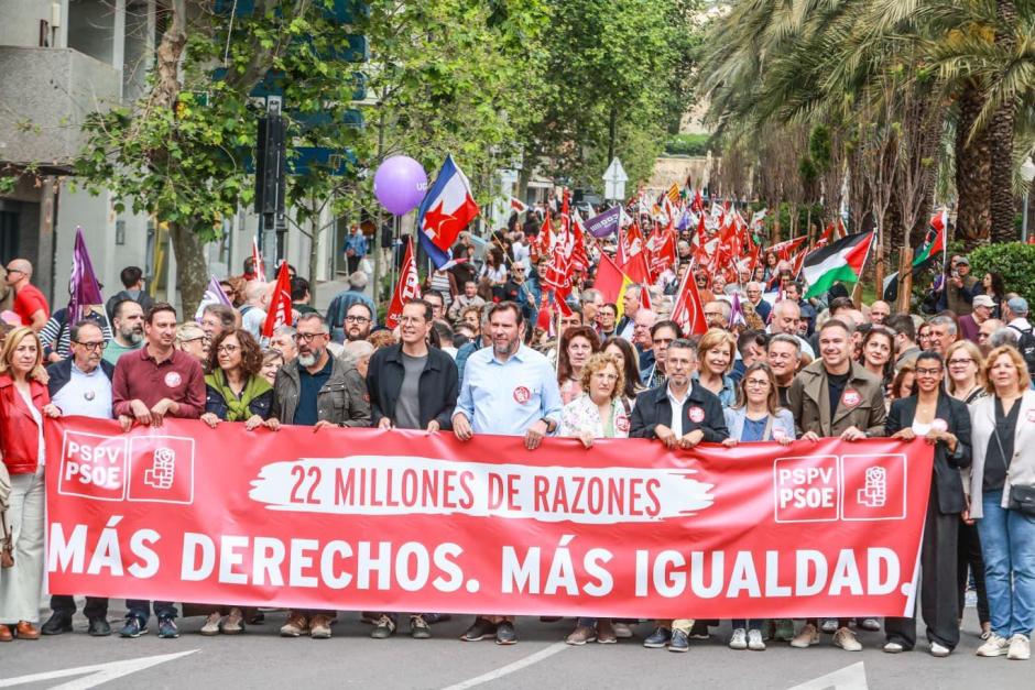 Imagen tomada este viernes de Óscar Puente en la manifestación del 1 de Mayo en Alicante