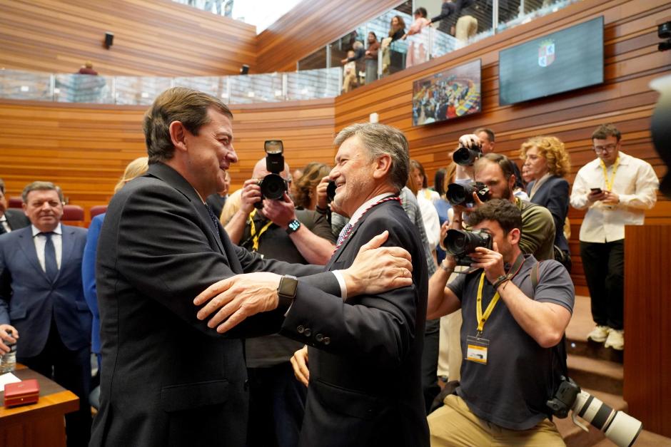 Mañueco y Vázquez se saludan en el inicio de la sesión constitutiva de las Cortes de Castilla y León de la XII Legislatura