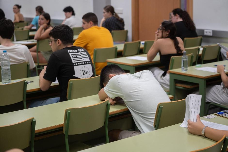 Imagen de archivo de varios alumnos examinándose de la PAU en Valencia