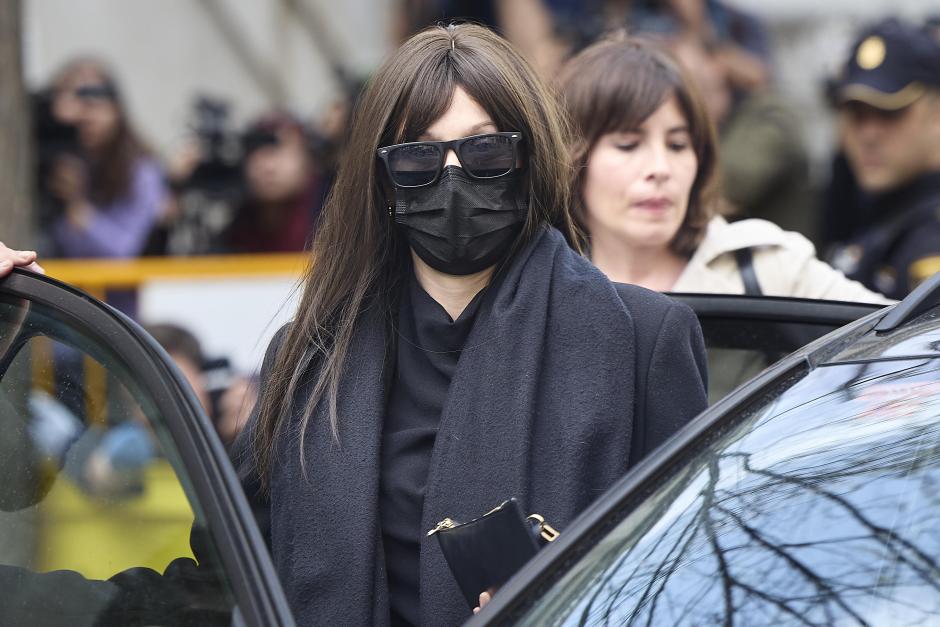 (Foto de ARCHIVO)
La expareja de Ábalos, Jéssica Rodríguez, a su salida del Tribunal Supremo, a 7 de abril de 2026, en Madrid (España). El exministro José Luis Ábalos, su exasesor Koldo García y el empresario Víctor de Aldama se sientan a partir de hoy en el banquillo de los acusados del Tribunal Supremo por presuntas irregularidades en los contratos de mascarillas adjudicados desde el Ministerio de Transportes durante la pandemia. Tanto Ábalos como Koldo se encuentran en prisión provisional desde el pasado 27 de noviembre y se declaran inocentes, asegurando en sus escritos de defensa que no cometieron ningún delito, sin embargo, Anticorrupción alega que Ábalos, Koldo y Aldama "convinieron" aprovecharse del cargo del entonces ministro -desde junio de 2018- para "favorecer", "a cambio del correspondiente beneficio económico" de los tres, la contratación con la Administración "en cuantas ocasiones hubiera oportunidad, por empresas cuyos intereses captaría y promovería" el empresario.

Jesús Hellín / Europa Press
07 ABRIL 2026;JUICIO;MASCARILLAS;JUZGADO;SUPREMO;
07/4/2026
