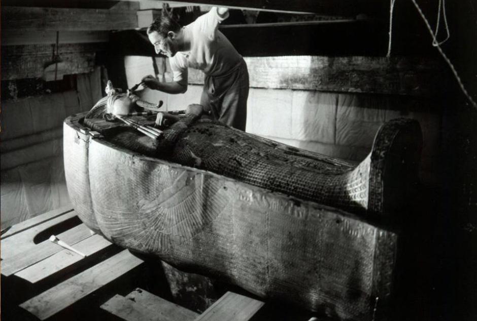 Howard Carter en la Tumba de Tutankhamón