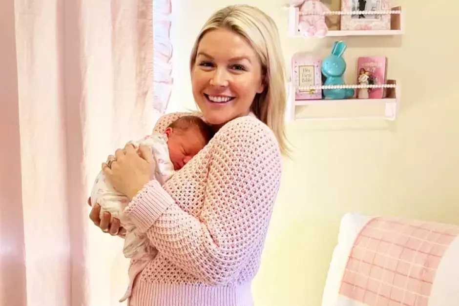 Karoline Leavitt posa con su segundo hijo