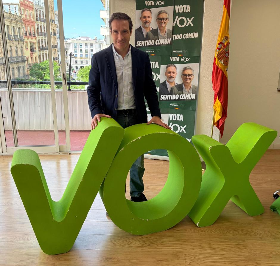 Javier Cortés posa con las letras colocadas a los pies de Santiago Abascal en el banco de la calle Asunción en 2015