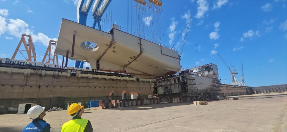 Colocación de la macroestructura del BAM-IS en el dique del astillero de Navantia Puerto Real