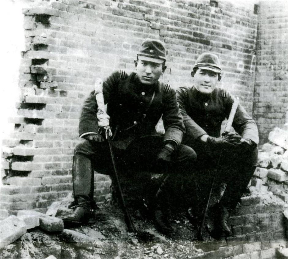 Tsuyoshi Noda y Toshiaki Mukai como parte de las tropas de ocupación del Imperio colonial japonés en la República de China