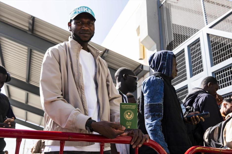 Imágenes del inicio de la atención a inmigrantes en sus trámites para la regularización en el Puerto de Almería