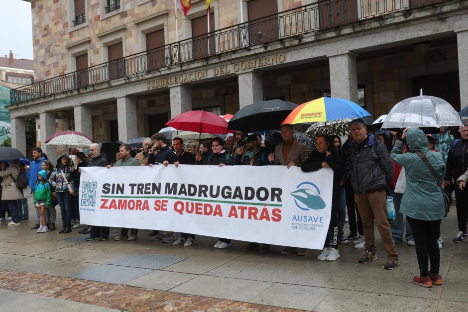 Concentración de Ausave celebrada el 5 de mayo para para exigir la restitución inmediata de esta frecuencia y el fin de una política ferroviaria que relega sistemáticamente a Zamora