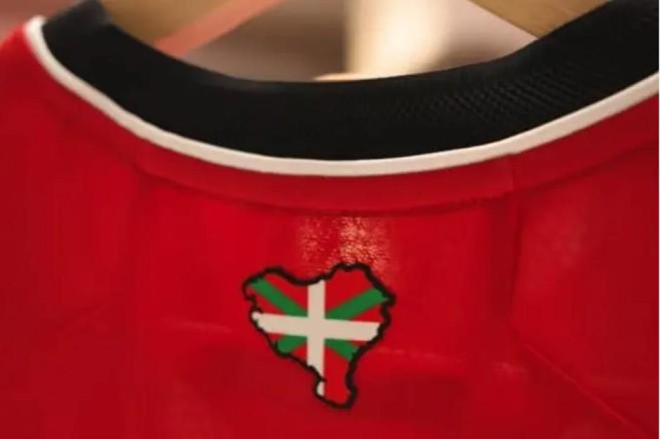 Imagen trasera de la camiseta del Athletic, con el mapa de Euskal Herria