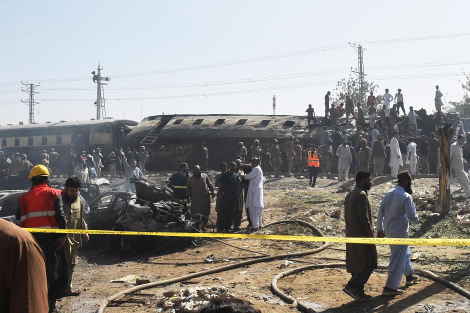 Personal de seguridad inspeccionando el tren que ha explotado en Pakistán el 24 de mayo