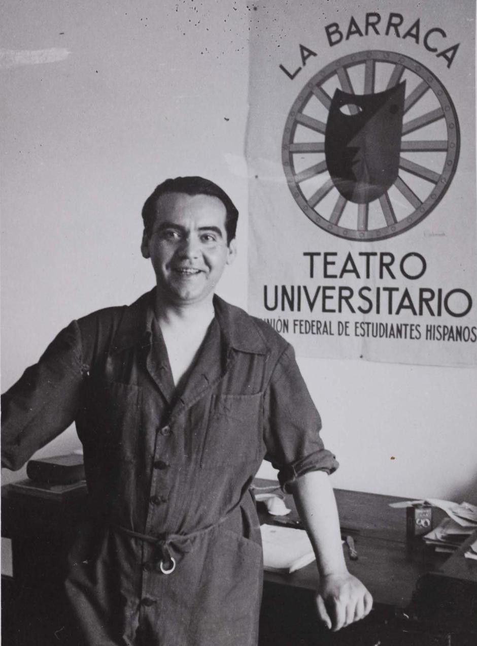 Lorca junto a un cartel de La Barraca