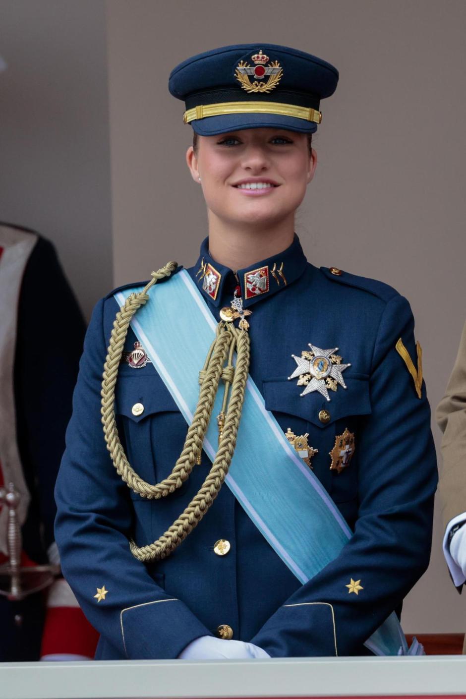 La princesa Leonor durante el desfile militar con motivo del Día de las Fuerzas Armadas. La Princesa Leonor ha lucido durante el desfile el distintivo de haber superado curso de paracaidismo. La Princesa ha asistido con el uniforme de alumna de la Academia General del Aire y del Espacio, el que viste durante su formación militar en San Javier. El color del uniforme no es azul, sino gris aviación.