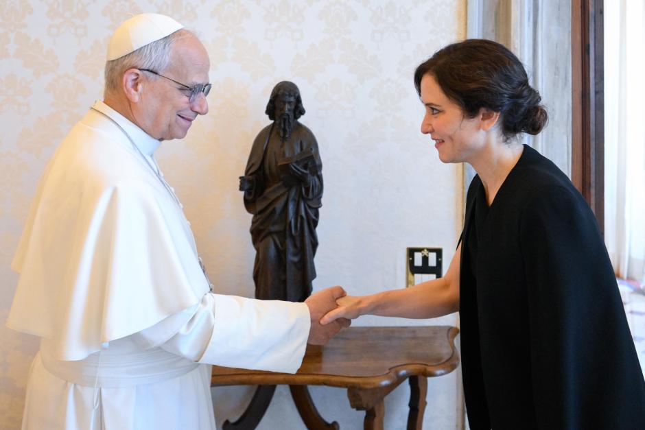 La presidenta de la Comunidad de Madrid, Isabel Díaz Ayuso, y el Papa León XIV