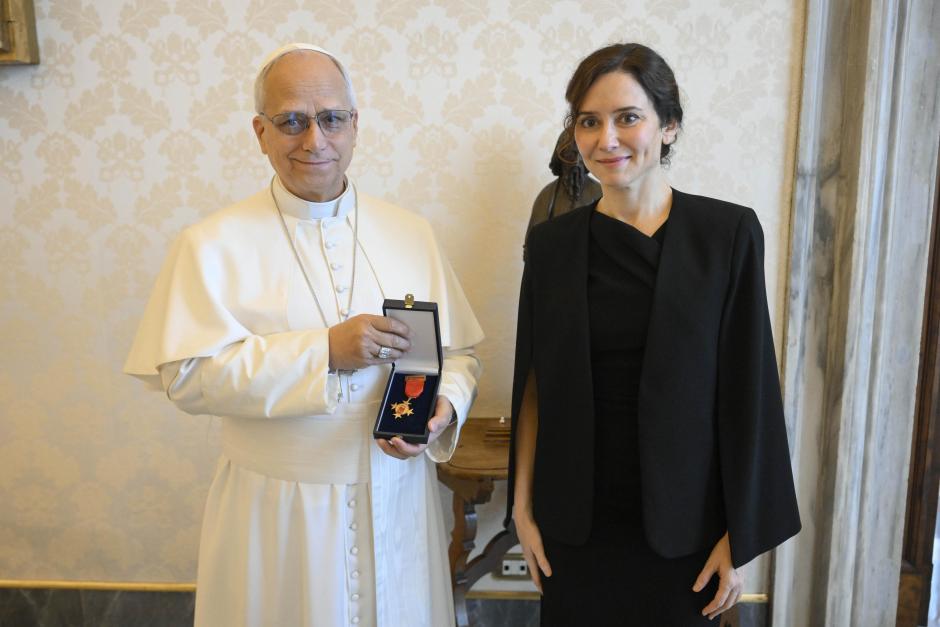 León XIV (i) recibe a la presidenta de la Comunidad de Madrid, Isabel Díaz Ayuso (d) en audiencia cinco días antes de que el pontífice comience el sábado en Madrid la visita a España