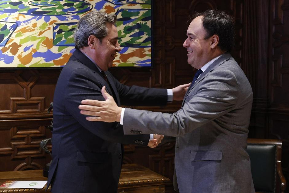 El síndico de Vox en las Cortes Valencianas, José María Llanos, junto al presidente de la Generalitat, Juanfran Pérez Llorca en una imagen de archivo