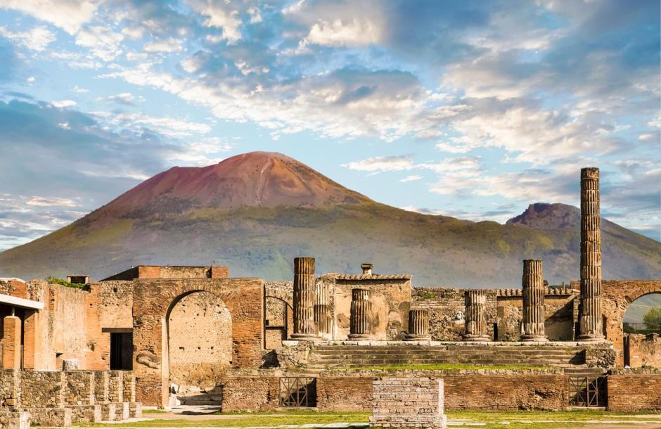 Ruinas de Pompeya con el volcán Vesubio al fondo