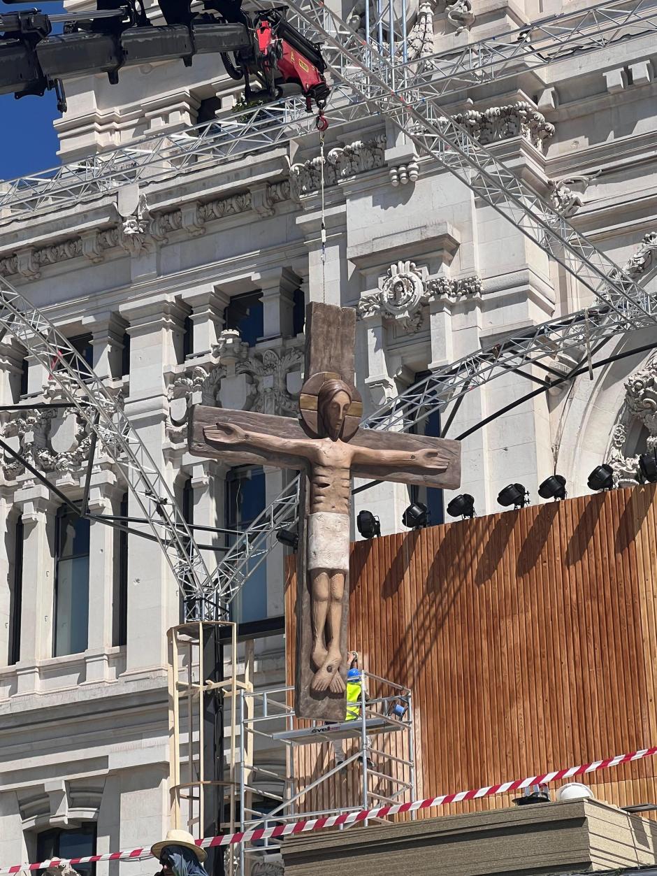 Cruz de Cibeles sobre el altar