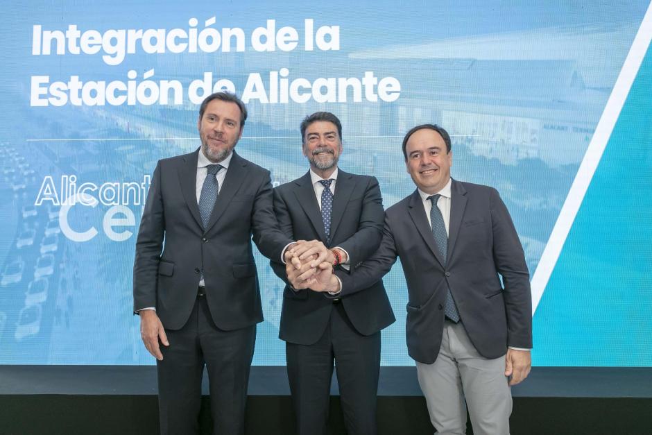 El ministro de Transportes, Óscar Puente, junto al alcalde de Alicante, Luis Barcala, y el presidente de la Generalitat Juanfran Pérez Llorca, durante un acto institucional en Alicante
