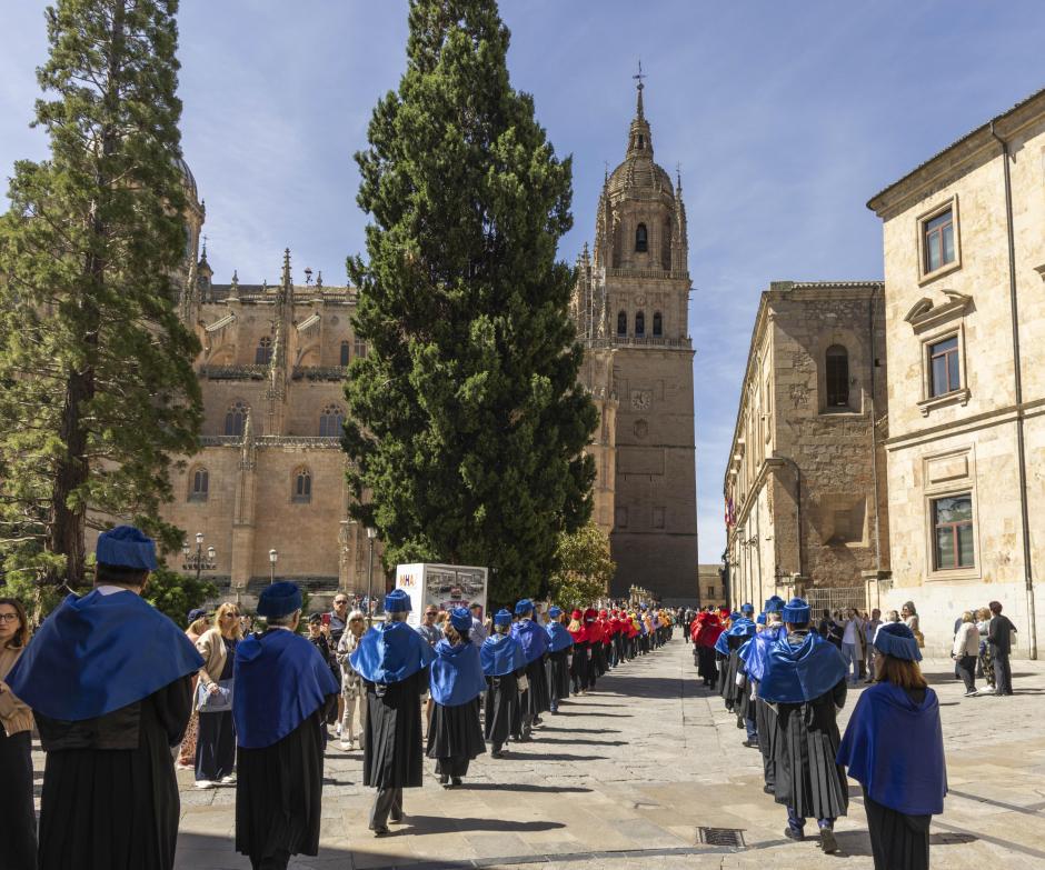 El cortejo de doctores vuelve a la Universidad desde la tumba de Vitoria