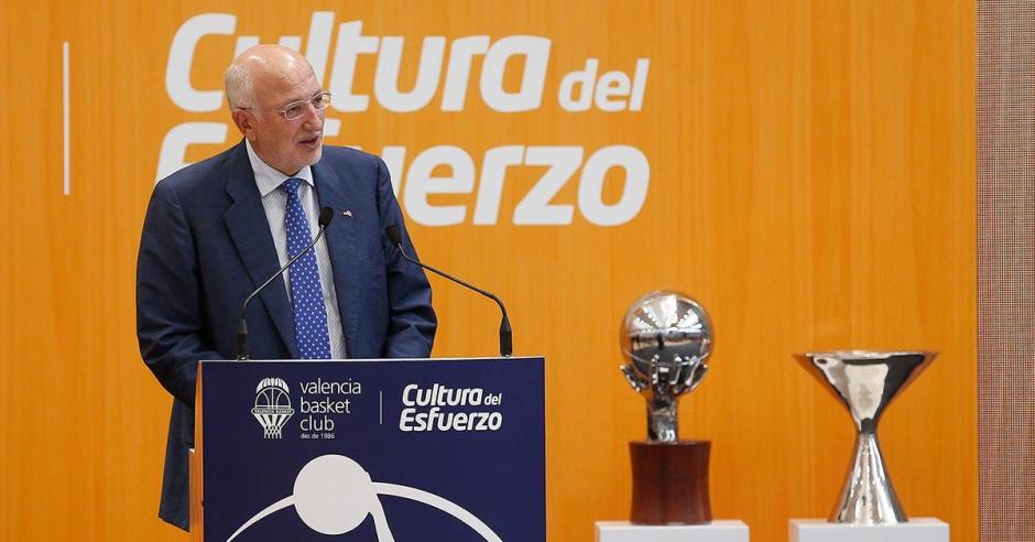 Imagen de archivo de Juan Roig junto a dos de los títulos del Valencia Basket
