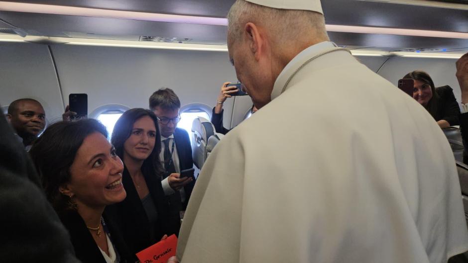 María Rabell le entrega la carta de Gonzalo al Papa