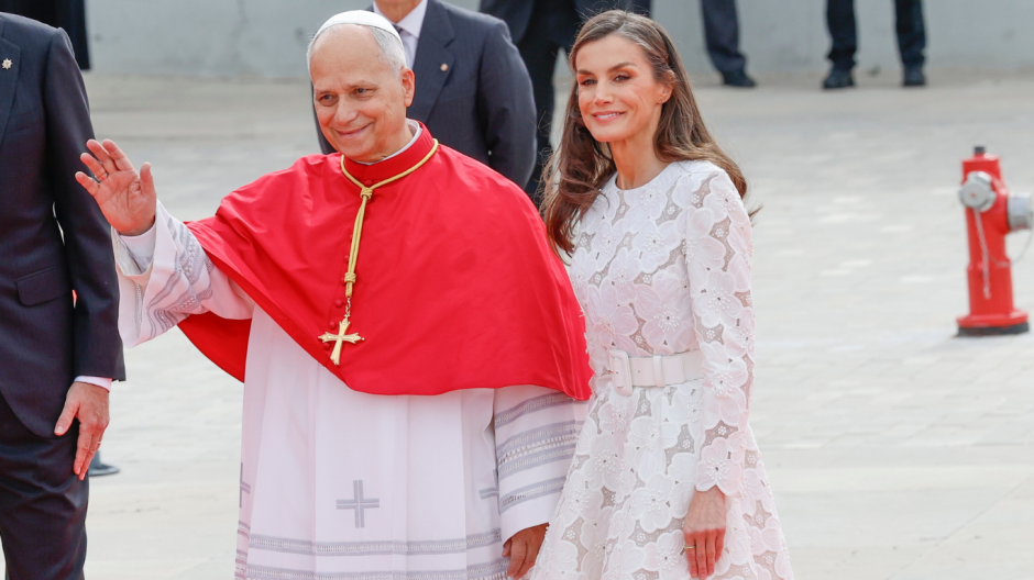 El Papa León XIV, junto a la Reina Letizia a su llegada a España