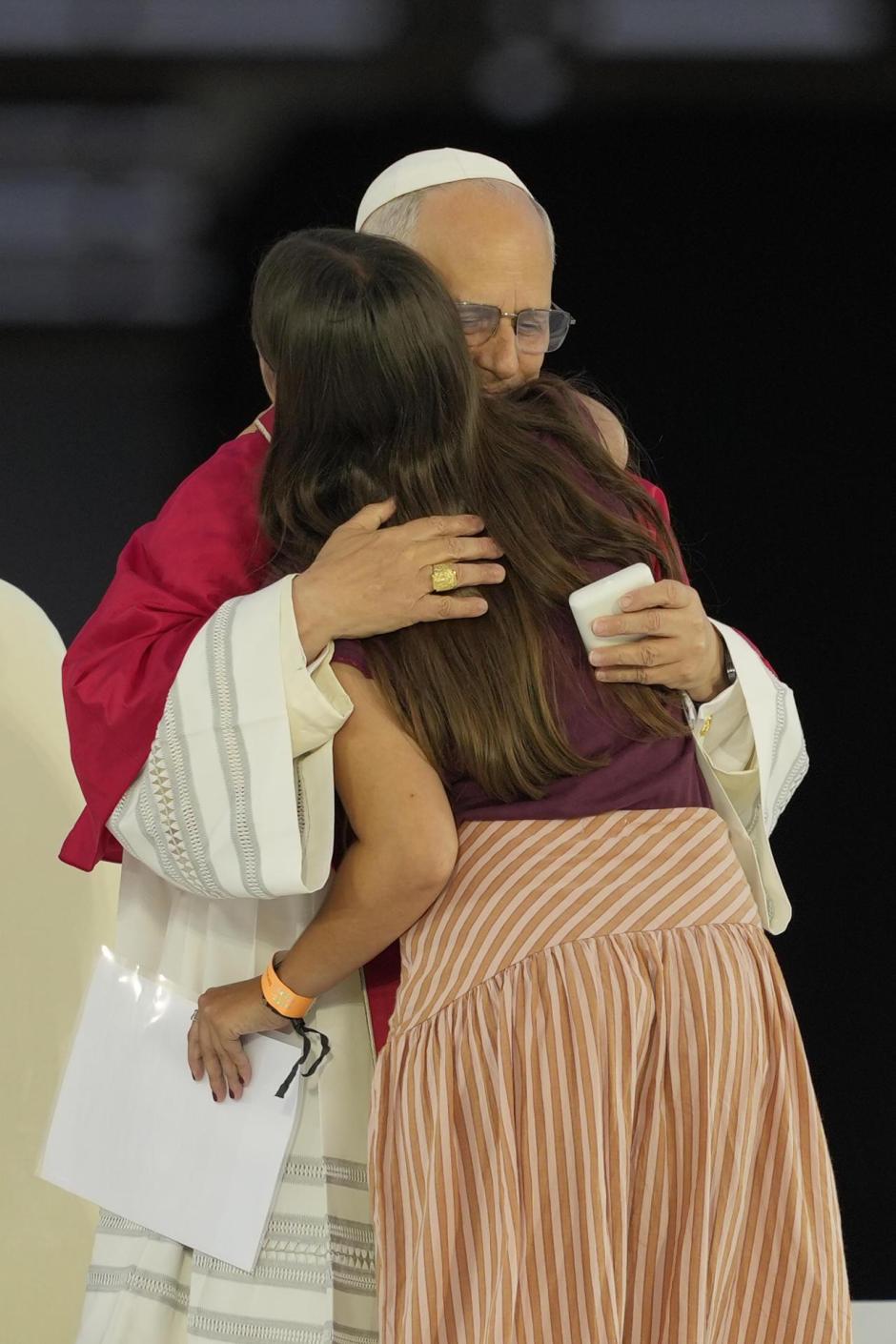 BARCELONA, 09/06/2026.- El papa León XIV abraza a una mujer durante la vigilia que celebra con 40.000 personas este martes en el Estadio Olímpico de Barcelona. EFE/Alejandro García