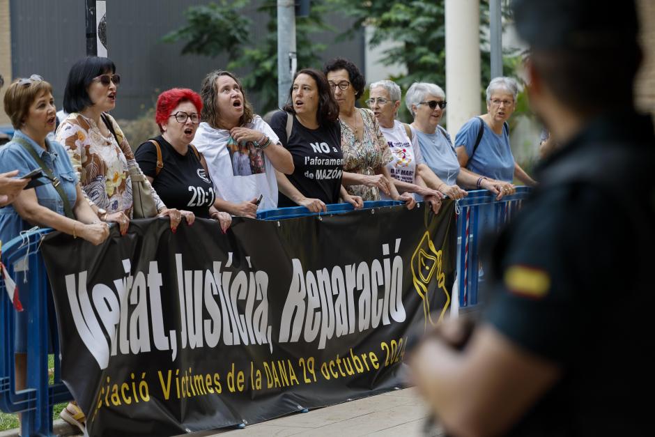 Imagen de representantes de la concentración de víctimas de la dana ante la declaración de Susana Camarero en el Juzgado de Catarroja.