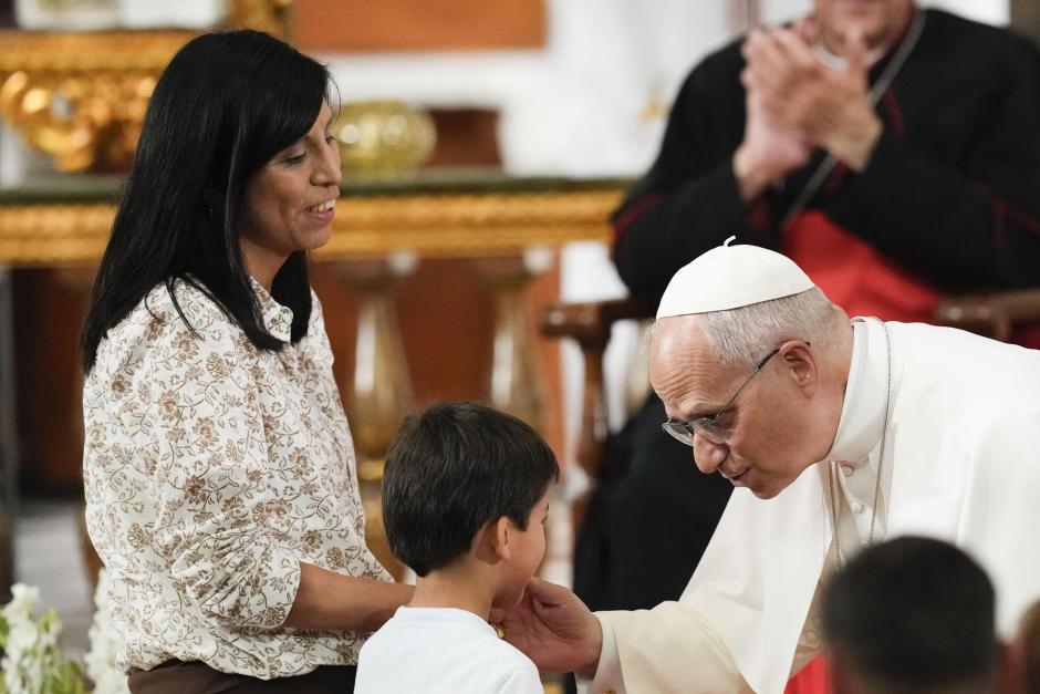 El Papa León XIV, durante su encuentro con fieles en la Iglesia de Sant Agustí