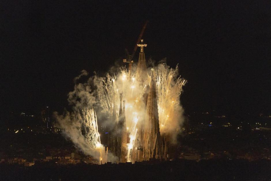 BARCELONA, 10/06/2026.- Un gran espectáculo de luz en homenaje a Antonio Gaudí ilumina la Sagrada Familia tras la misa y la bendición de la Torre de Jesús celebrada por el papa León XIV, este miércoles en Barcelona dentro de la visita oficial del Papa a España. EFE/Marta Pérez