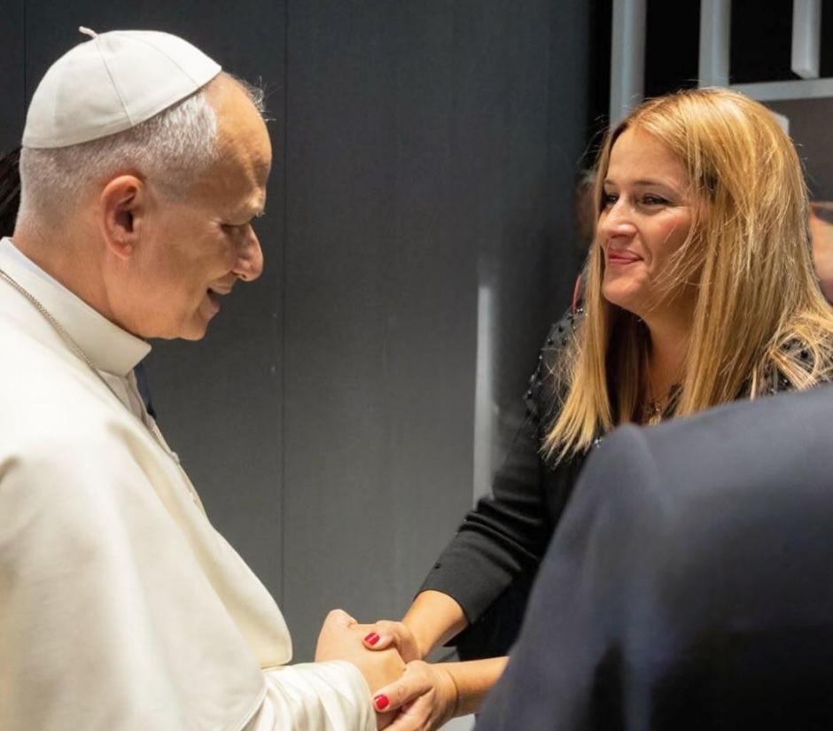 Imagen de Andrea Ortuño saludando al papa León XIV en Madrid.