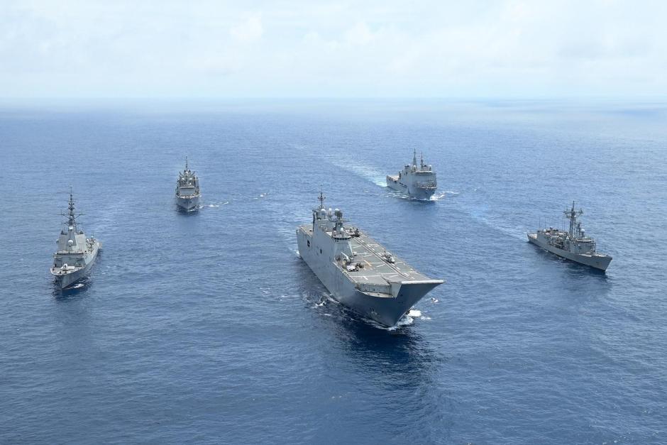 Imagen aérea de la fuerza naval 'Despliegue Atlántico 26' liderada por el portaaeronaves Juan Carlos I