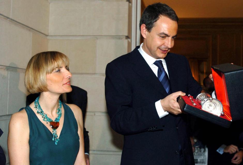 José Luis Rodríguez Zapatero, junto a su esposa, Sonsoles Espinosa, con un regalo recibido en Buenos Aires en 2005