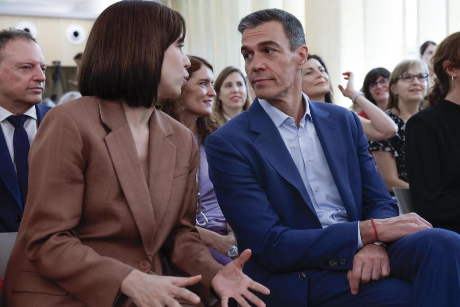 El presidente del Gobierno, Pedro Sánchez, conversa este lunes con la ministra Diana Morant