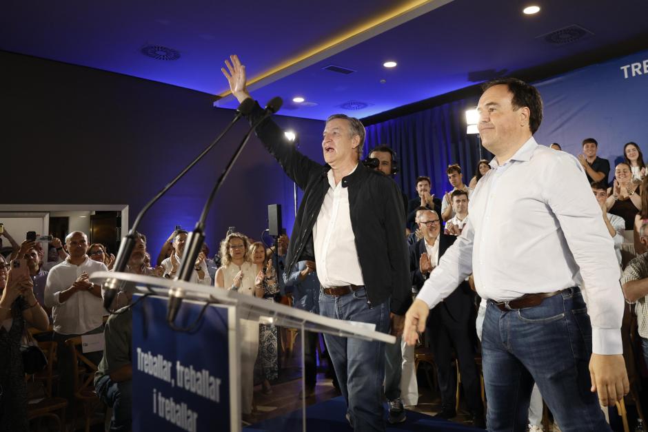 Imagen del presidente del Partido Popular, Alberto Núñez Feijóo junto al presidente de la Generalitat y presidente del PPCV, Juanfran Pérez Llorca en el acto de Sueca.