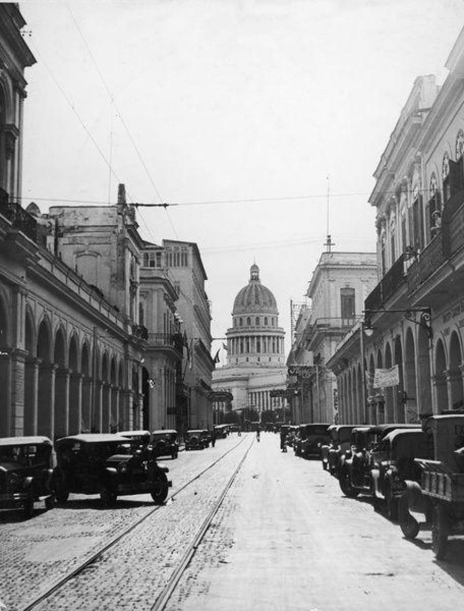 Vista de coches aparcados en la calle Zulueta con el Capitolio al fondo, La Habana, Cuba, 1935