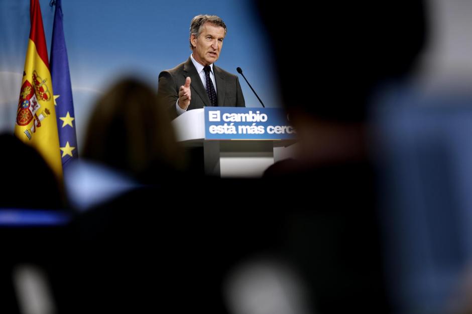 El líder del PP, Alberto Núñez Feijóo, durante la rueda de prensa ofrecida este lunes