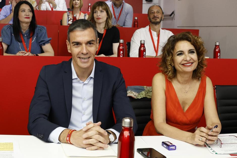 El secretario general del PSOE, Pedro Sánchez (i), y la vicesecretaria general, María Jesús Montero