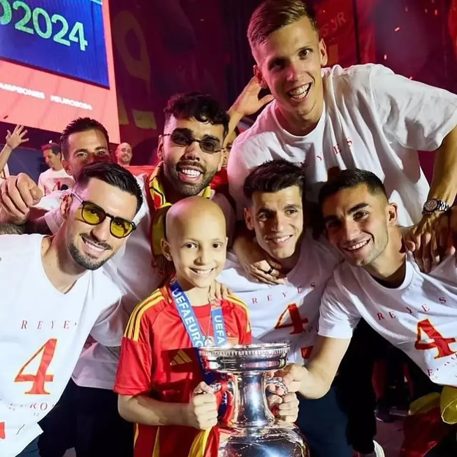 La salmantina María Caamaño, con el trofeo de la Eurocopa 2024